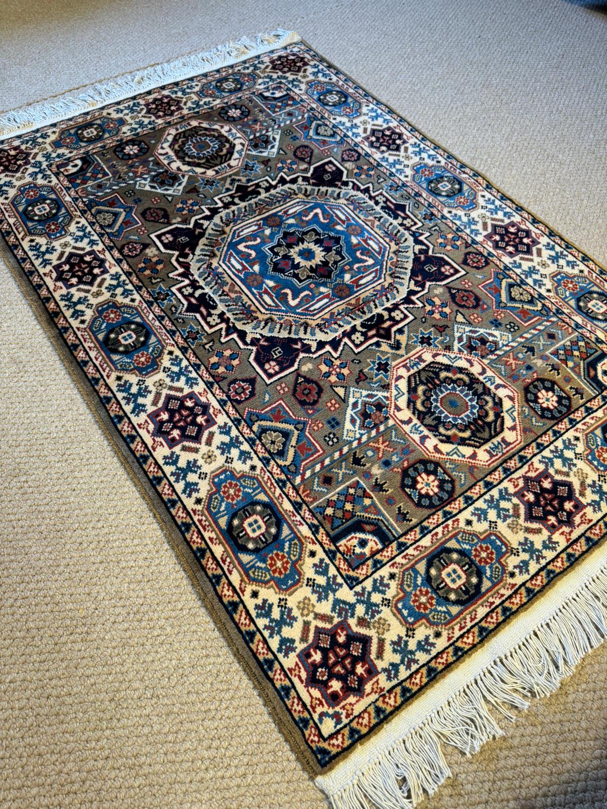 Mamlook Artisanal Elegance Rug (4.3 x 2.8 ft)