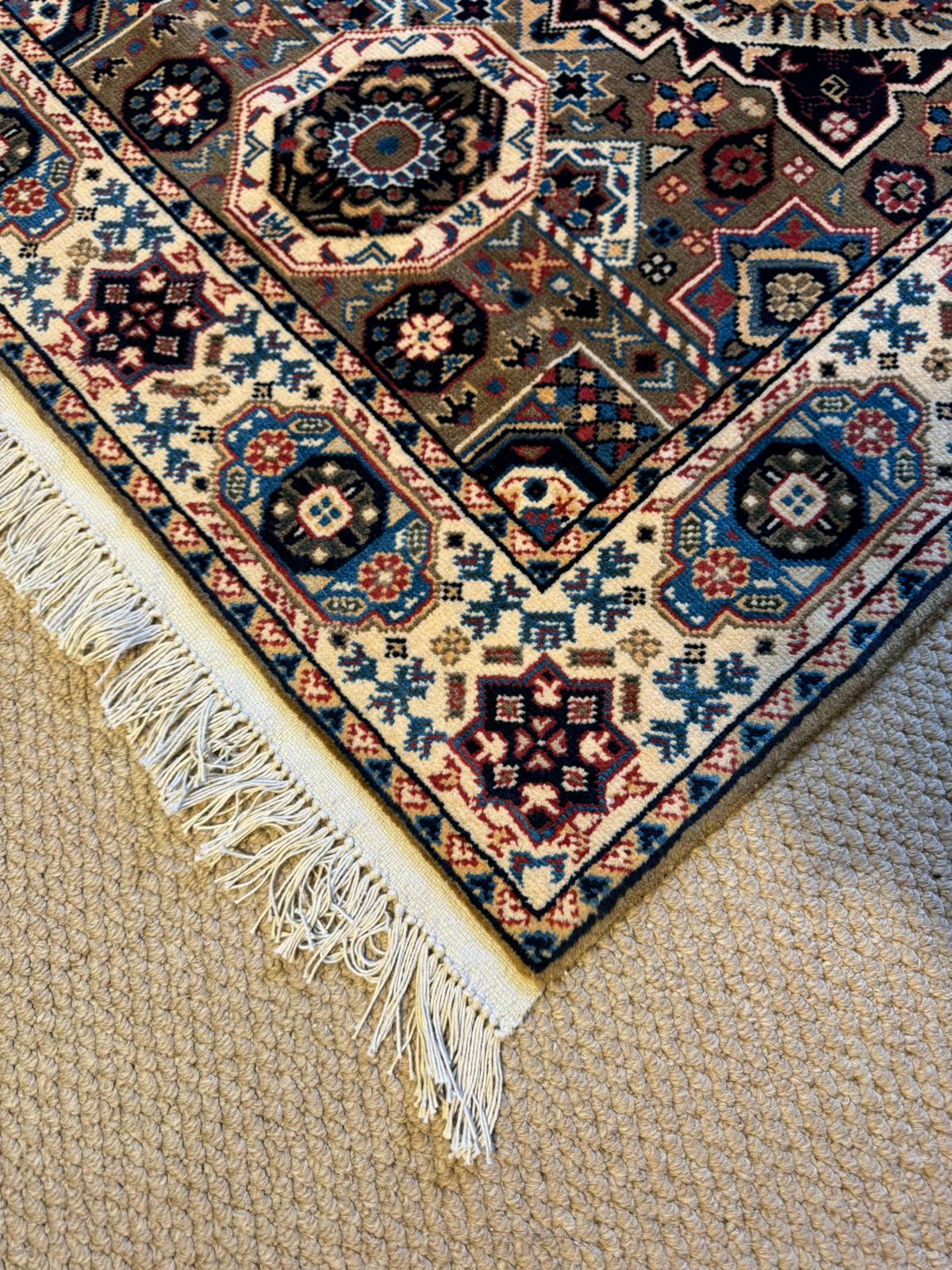 Mamlook Artisanal Elegance Rug (4.3 x 2.8 ft)